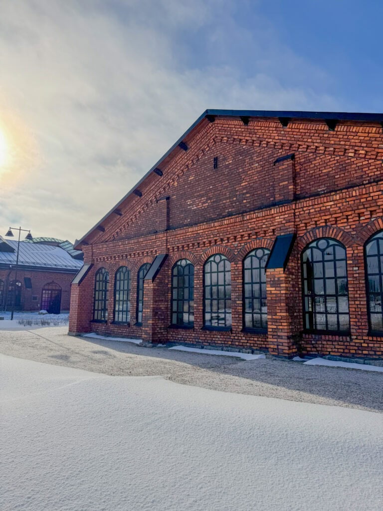 Exteriörbild av Filfabrikens ena gavel och snö på marken.