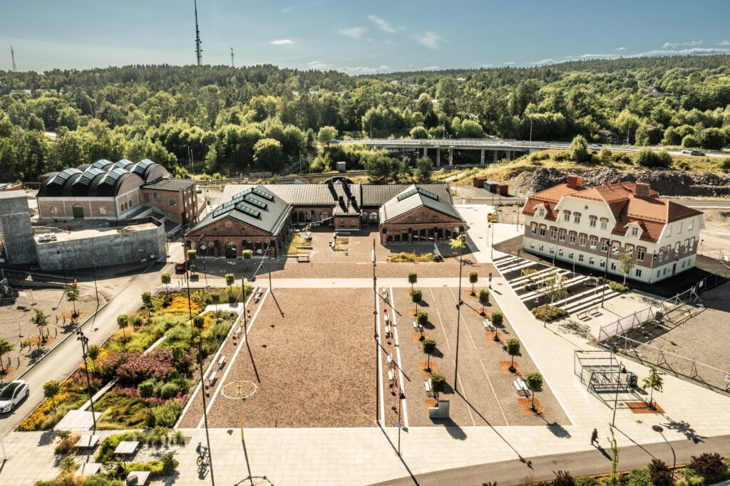 Vy över Vårviks torg, med Filfabriken, Kontoret och Hyveljärnsfabriken.